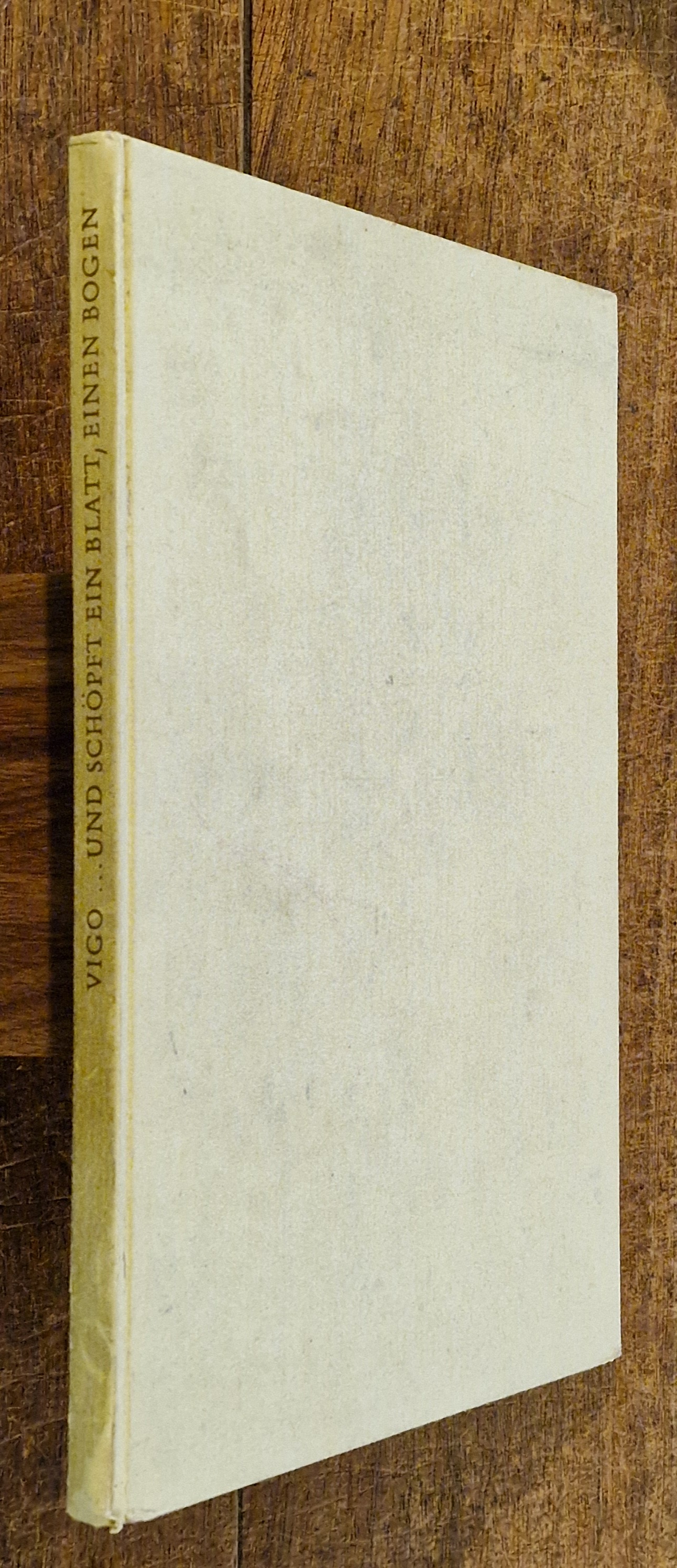und Schopft Ein Blatt, Einen Bogen Ein Lied Vom Papier.